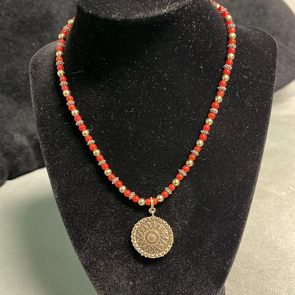 VINTAGE NAPIER CORNELIAN RED BEADS & GOLD TONE BEADS SUNDIAL MEDALLION NECKLACE - Picture 2 of 12